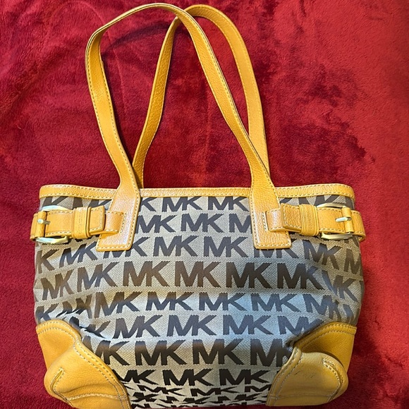 🌻 MK purse 👜 very nice, no rips no tears, no stains. 🌻 - Picture 12 of 12